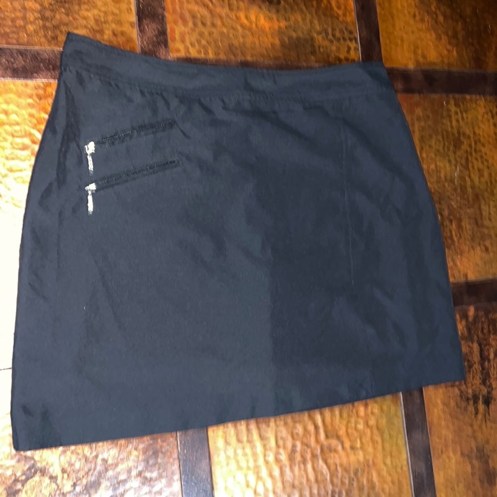 Izod Size 14 Black Skort Zipper Detail